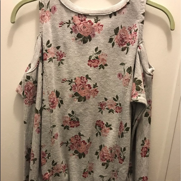 floral long sleeve cut shoulder top - Picture 2 of 3